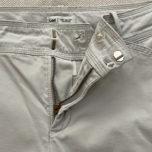 Lee Capris - Picture 3 of 5